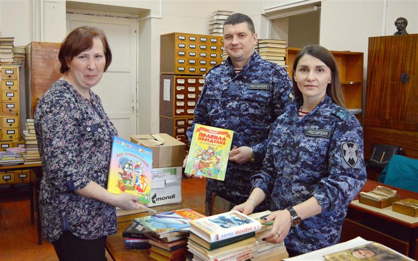 Рязанские росгвардейцы передали детские книги в фонд городских библиотек