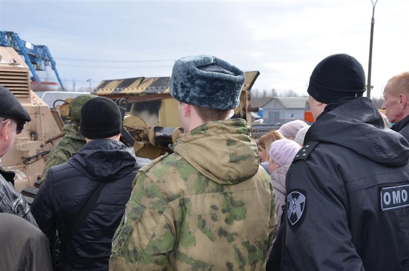Военнослужащие и сотрудники Росгвардии посетили передвижную выставку «Сирийский перелом» в Архангельске 