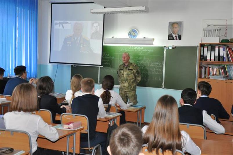 Росгвардейцы провели урок мужества для школьников города Биробиджана