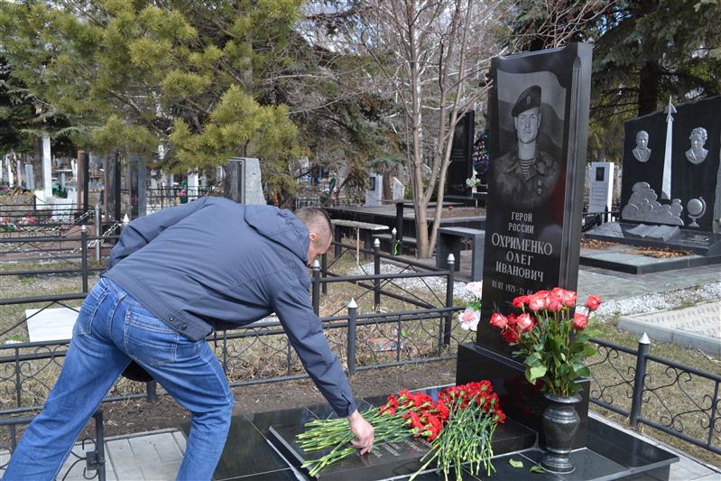 Сотрудники СОБР «Каскад» почтили память погибшего коллеги 