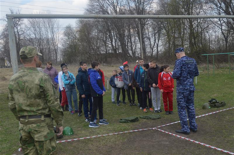 В преддверии Дня Победы орловские росгвардейцы провели военно-спортивную эстафету для учеников школы имени графа Комаровского