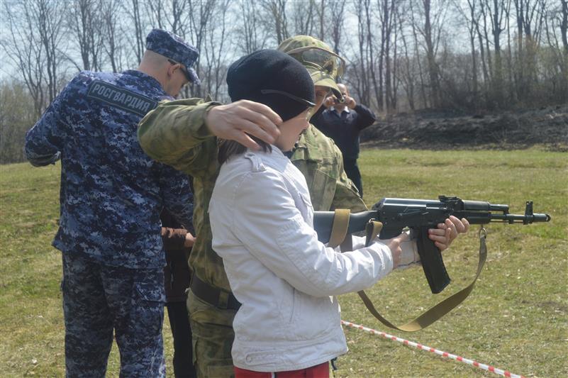 В преддверии Дня Победы орловские росгвардейцы провели военно-спортивную эстафету для учеников школы имени графа Комаровского