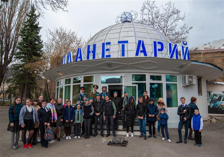 Офицеры Северо-Кавказского округа Росгвардии провели акцию ко Дню космонавтики для пятигорских школьников