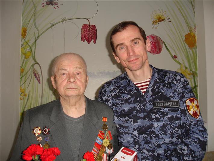 В преддверии майских праздников сотрудники Управления Росгвардии по Саратовской области навестили ветерана Великой Отечественной войны