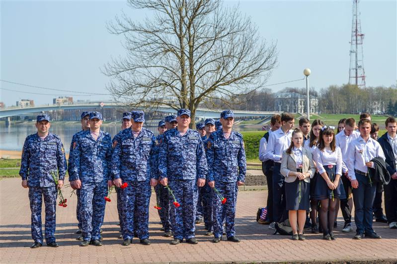 Московская и петербургская колонны автопробега Росгвардии «Вахта памяти. Сыны Великой Победы» встретились в Великом Новгороде (видео)