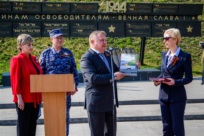 Московская и петербургская колонны автопробега Росгвардии «Вахта памяти. Сыны Великой Победы» встретились в Великом Новгороде (видео)