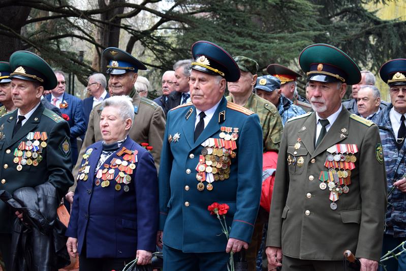 Руководитель и личный состав крымского управления Росгвардии присоединились к памятным мероприятиям в честь 75-летия освобождения Симферополя от немецко-фашистских захватчиков