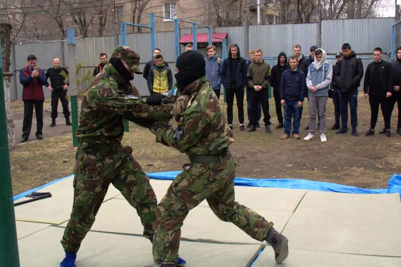 Сотрудники хабаровского СОБР провели экскурсию по территории отряда для будущих призывников 