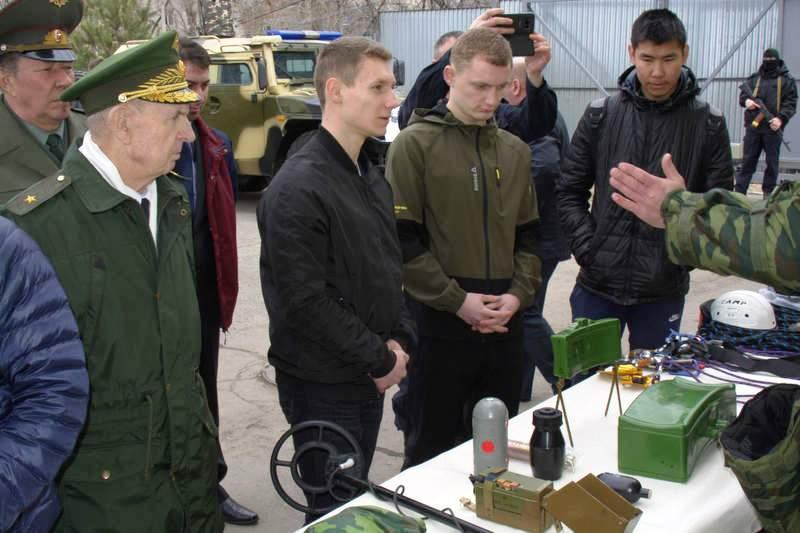 Сотрудники хабаровского СОБР провели экскурсию по территории отряда для будущих призывников 
