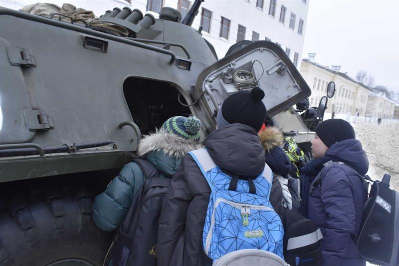 В рамках Дня призывника лесновский полк Росгвардии посетили более 300 ребят