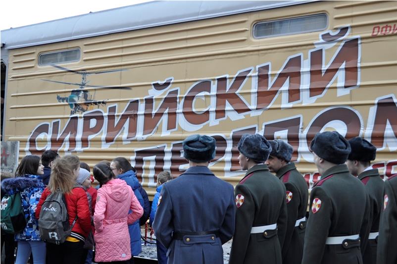 Военнослужащие Уральского округа Росгвардии посетили экспозицию передвижной выставки трофейного оружия -  «Сирийский перелом»