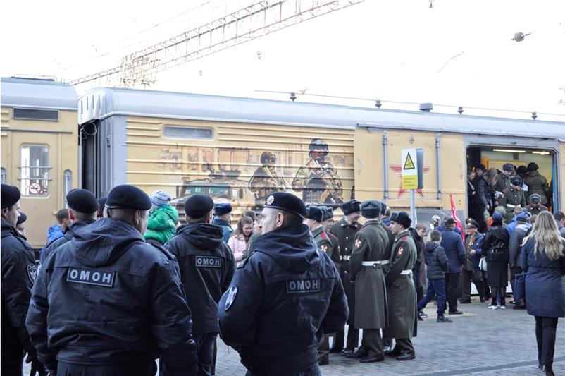 Военнослужащие Уральского округа Росгвардии посетили экспозицию передвижной выставки трофейного оружия -  «Сирийский перелом»