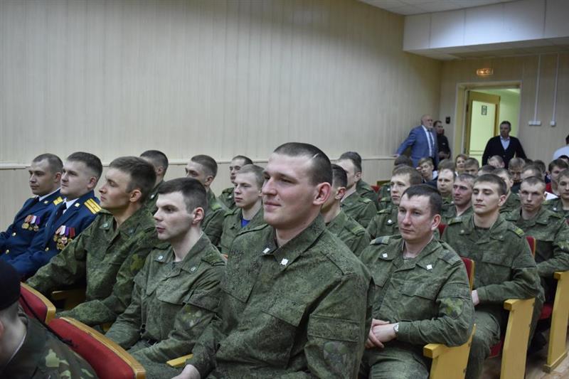 Будущие призывники стали гостями лесновского полка Росгвардии