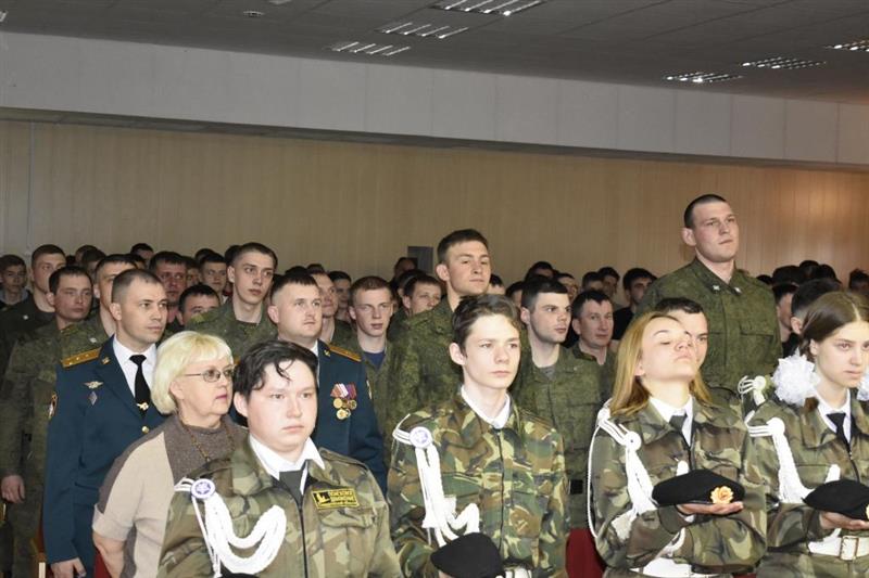 Будущие призывники стали гостями лесновского полка Росгвардии