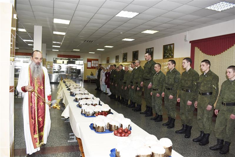 На Святую Пасху настоятель храма святого праведного Симеона Верхотурского посетил лесновский полк по охране важных государственных объектов 