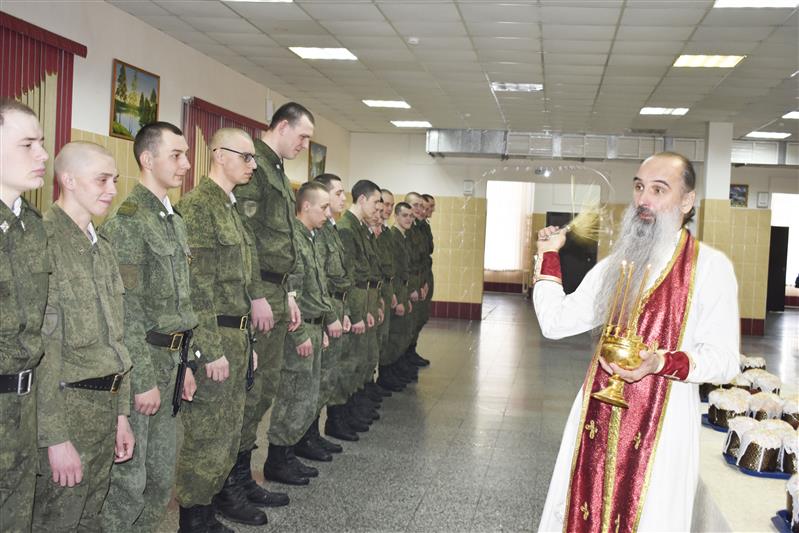 На Святую Пасху настоятель храма святого праведного Симеона Верхотурского посетил лесновский полк по охране важных государственных объектов 