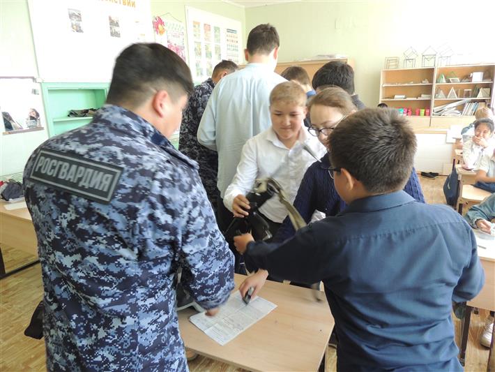 В Калмыкии росгвардейцы рассказали школьникам об их героических земляках и создателе самого распространенного стрелкового оружия в мире