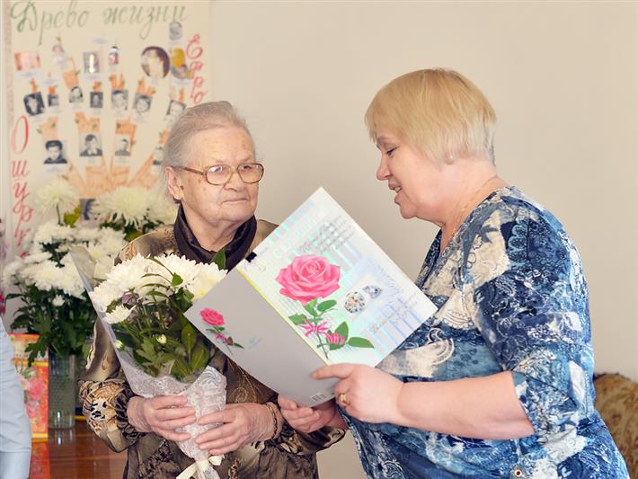 Томские росгвардейцы поздравили с 95-летием вдову ветерана вневедомственной охраны