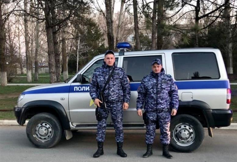 В Крыму росгвардейцы пришли на помощь мужчине, у которого загорелся автомобиль