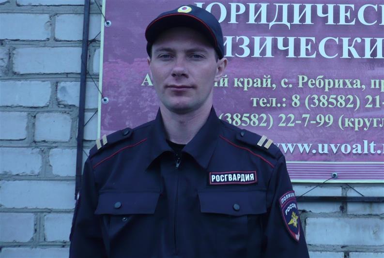В Алтайском крае росгвардеец спас провалившегося под лед рыбака