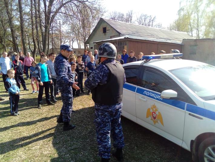 В Рязани росгвардейцы провели Урок мужества для воспитанников социального учреждения