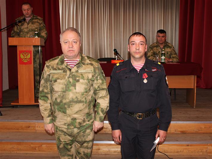 Командующий генерал-полковник Виктор Стригунов наградил иркутского сотрудника вневедомственной охраны за неоднократное спасение жизни людей