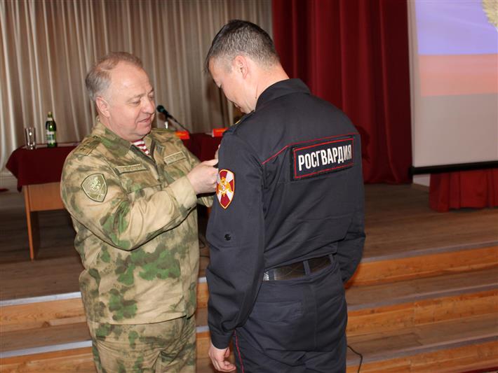 Командующий генерал-полковник Виктор Стригунов наградил иркутского сотрудника вневедомственной охраны за неоднократное спасение жизни людей