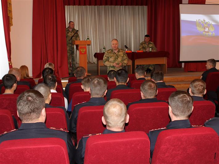 Командующий генерал-полковник Виктор Стригунов наградил иркутского сотрудника вневедомственной охраны за неоднократное спасение жизни людей