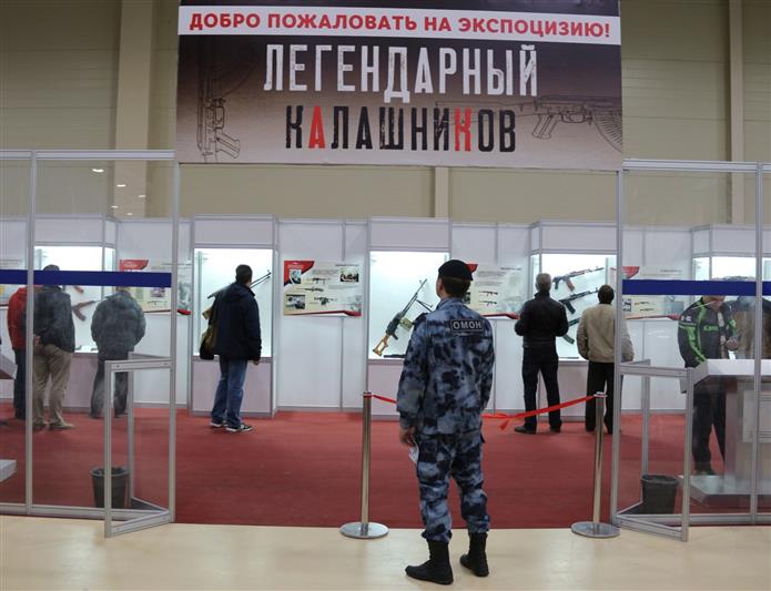 Донские росгвардейцы посетили уникальную выставку «Легендарный Калашников»