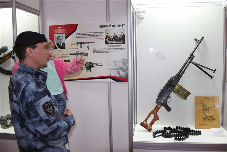 Донские росгвардейцы посетили уникальную выставку «Легендарный Калашников»