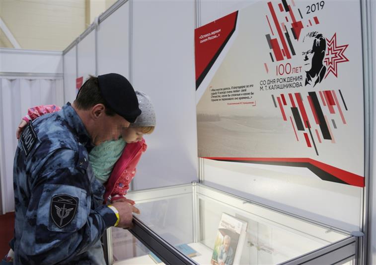 Донские росгвардейцы посетили уникальную выставку «Легендарный Калашников»