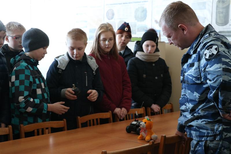 ОМОН на транспорте открыл свои двери для екатеринбургских школьников 