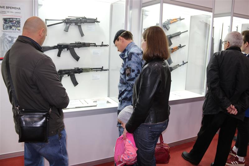 Донские росгвардейцы посетили уникальную выставку «Легендарный Калашников»