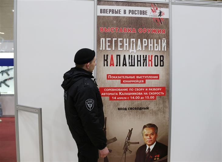Донские росгвардейцы посетили уникальную выставку «Легендарный Калашников»