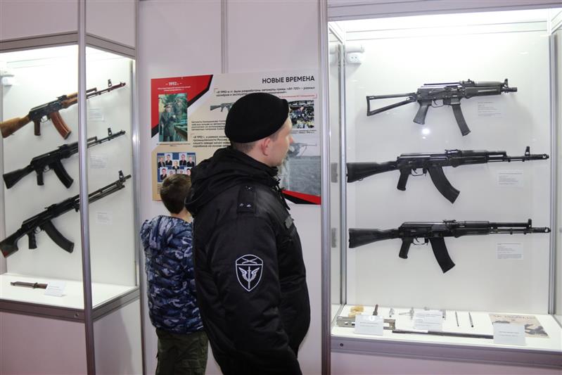 Донские росгвардейцы посетили уникальную выставку «Легендарный Калашников»