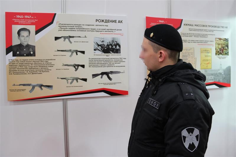 Донские росгвардейцы посетили уникальную выставку «Легендарный Калашников»