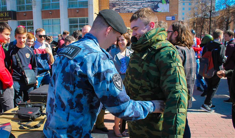 Бойцы ОМОН провели военно-патриотическое мероприятие для допризывной молодежи в Пензе (фото, видео)