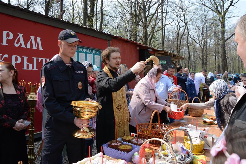 Накануне праздника Святой Пасхи в главном храме Росгвардии освятили куличи и пасхальные яйца