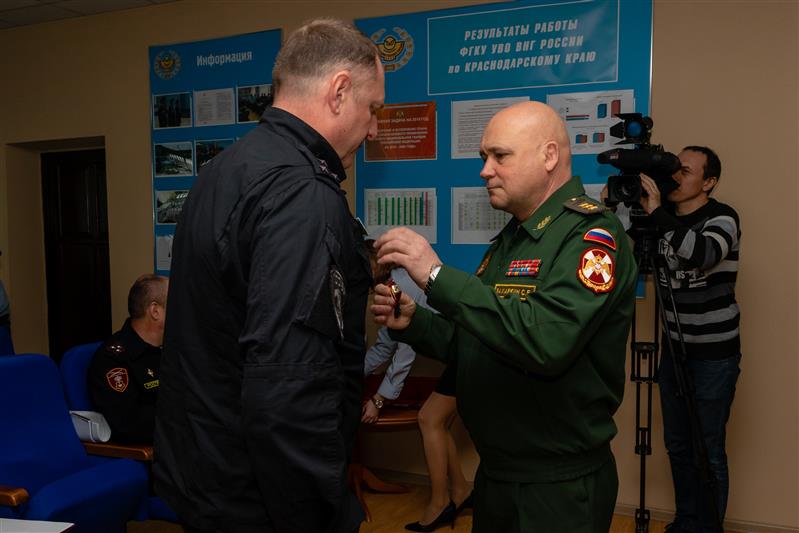 Статс-секретарь – заместитель директора Росгвардии генерал-полковник Сергей Захаркин вручил государственные награды сотрудникам Главного управления Росгвардии по Краснодарскому краю