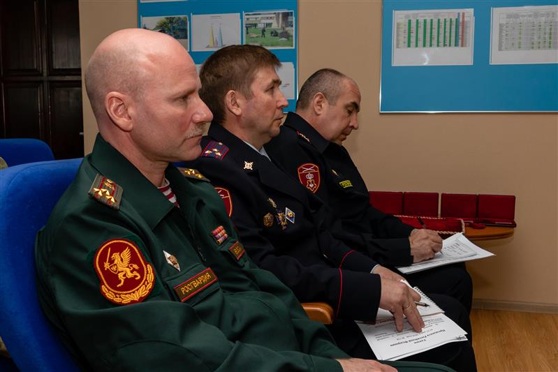 Статс-секретарь – заместитель директора Росгвардии генерал-полковник Сергей Захаркин вручил государственные награды сотрудникам Главного управления Росгвардии по Краснодарскому краю