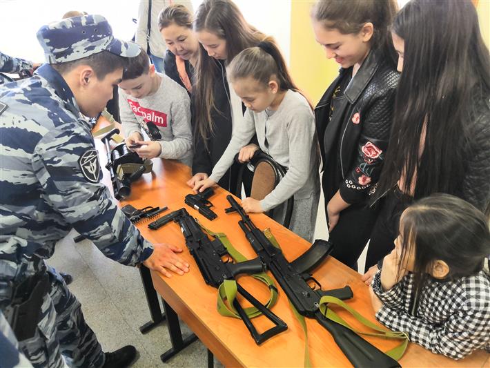 Юные журналисты побывали в гостях у росгвардейцев Калмыкии (видео)