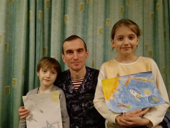 В Управлении Росгвардии по Саратовской области прошла выставка рисунков «Космос глазами детей»