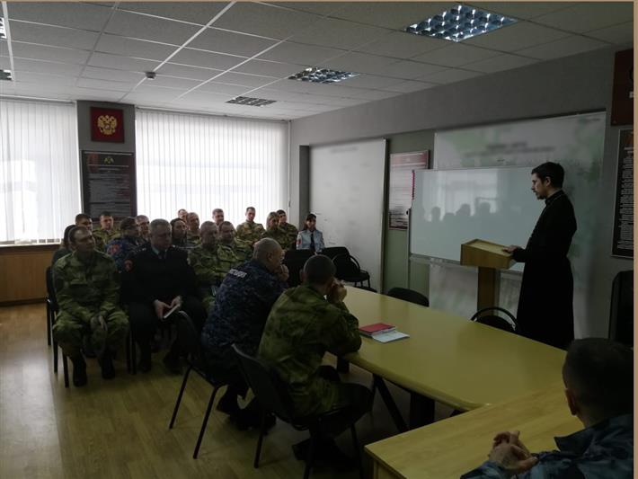  Военнослужащие и сотрудники смоленского областного управления Росгвардии встретились с представителем духовенства