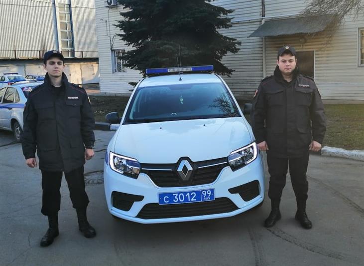 В Москве сотрудники Росгвардии нашли и вернули матери потерявшегося ребенка