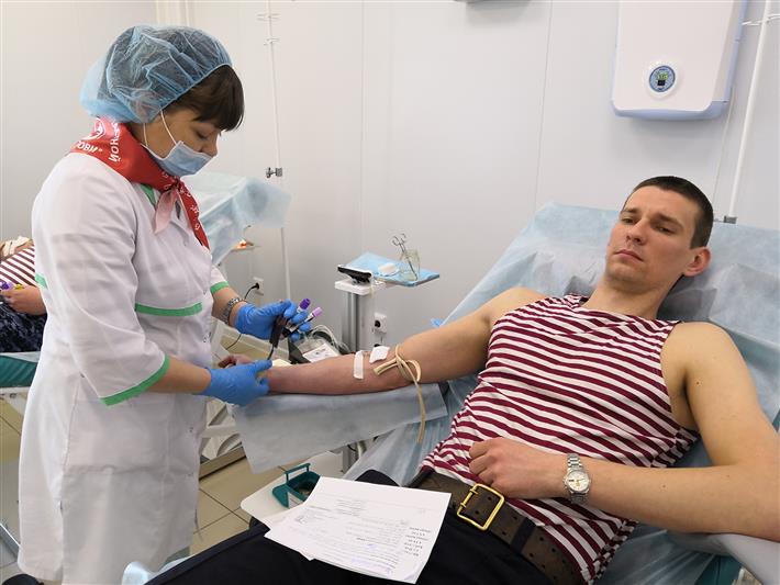 В Саратове военнослужащие и сотрудники Росгвардии в очередной раз приняли участие в сдаче крови 