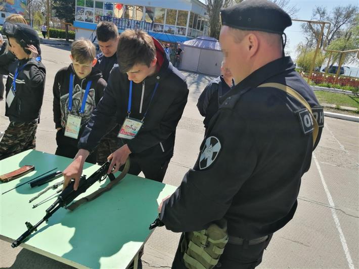 Сотрудники ОМОН провели патриотическое мероприятие для ростовских школьников