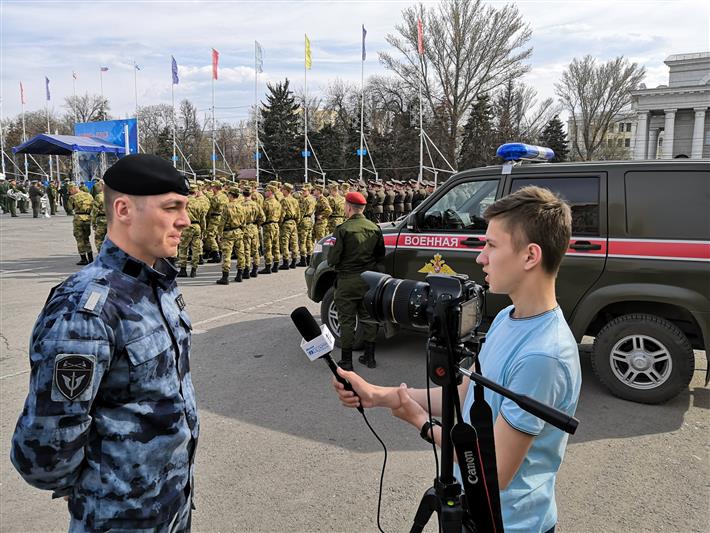 Офицеры пресс-службы саратовского областного управления Росгвардии провели для юных журналистов мастер-класс по информационному освещению парада Победы