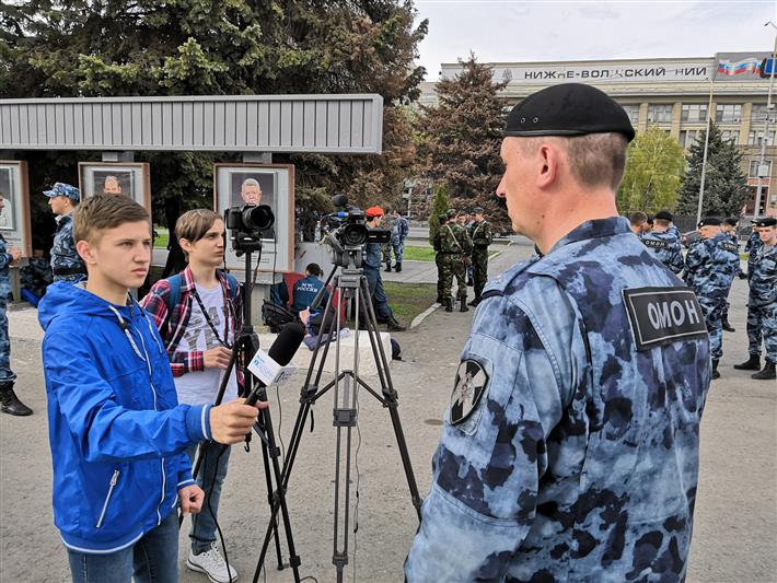 Офицеры пресс-службы саратовского областного управления Росгвардии провели для юных журналистов мастер-класс по информационному освещению парада Победы