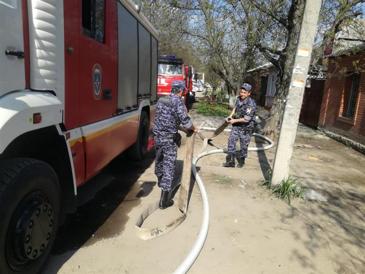 В Ростове-на-Дону росгвардейцы первыми оказали помощь гражданам на пожаре в частном секторе 