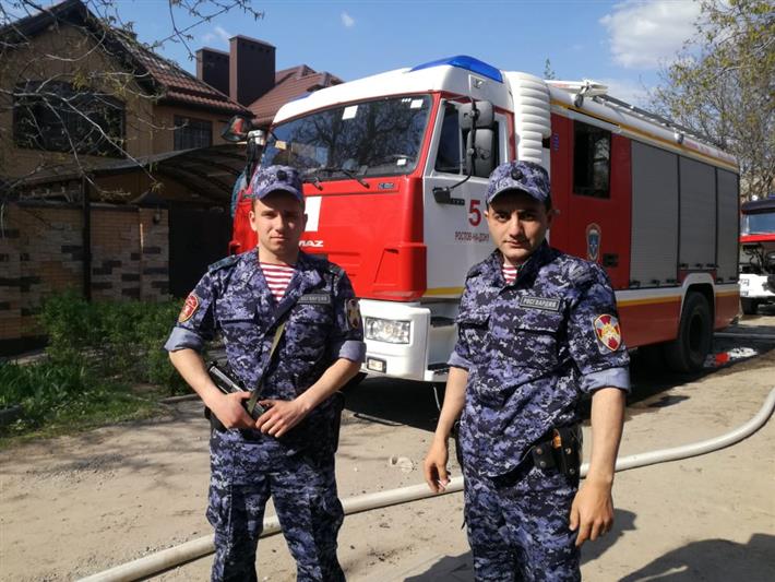 В Ростове-на-Дону росгвардейцы первыми оказали помощь гражданам на пожаре в частном секторе 